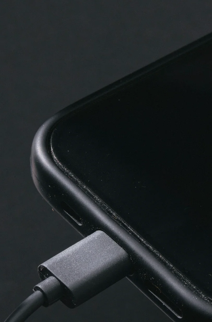 Smartphone mit angeschlossenem Ladekabel
